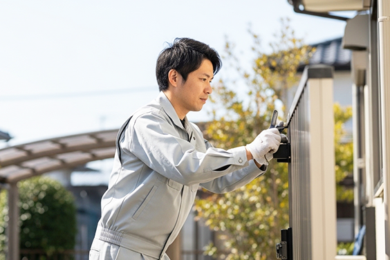 作業員が水トラブルを解決しています