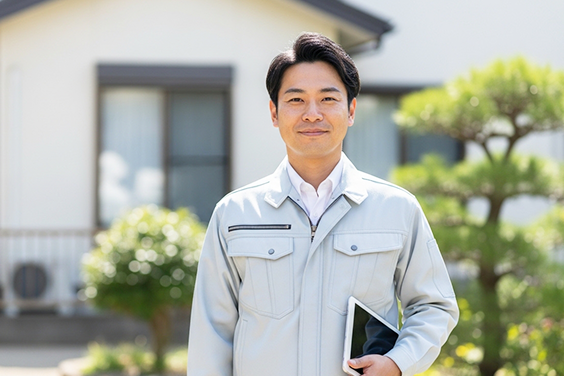 作業員がOKサインを出しています